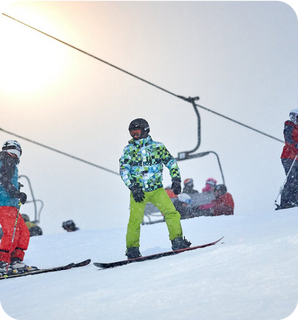 Горнолыжный спуск рядом с всесезонным курортом